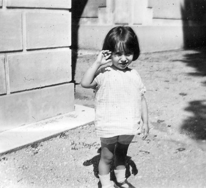 07-St Menet, devant la salle a manger, juillet 1925.JPG